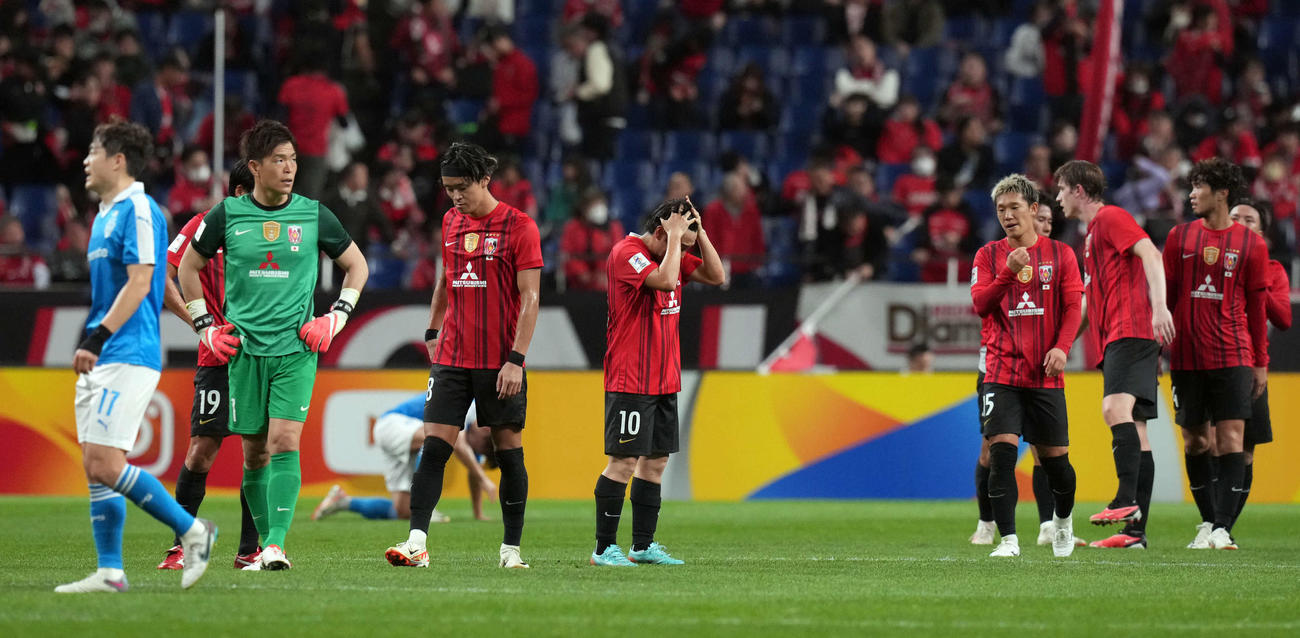 浦和対浦項　0－2で浦項に敗れがっくり肩を落とす浦和の選手たち（撮影・たえ見朱実）