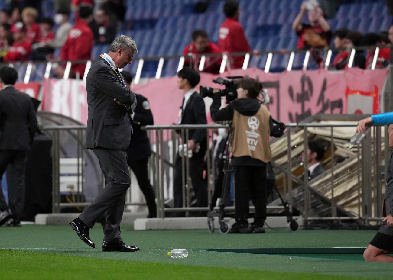 浦和対浦項　2－0で浦項に敗れ肩を落とす浦和のスコルジャ監督（撮影・たえ見朱実）
