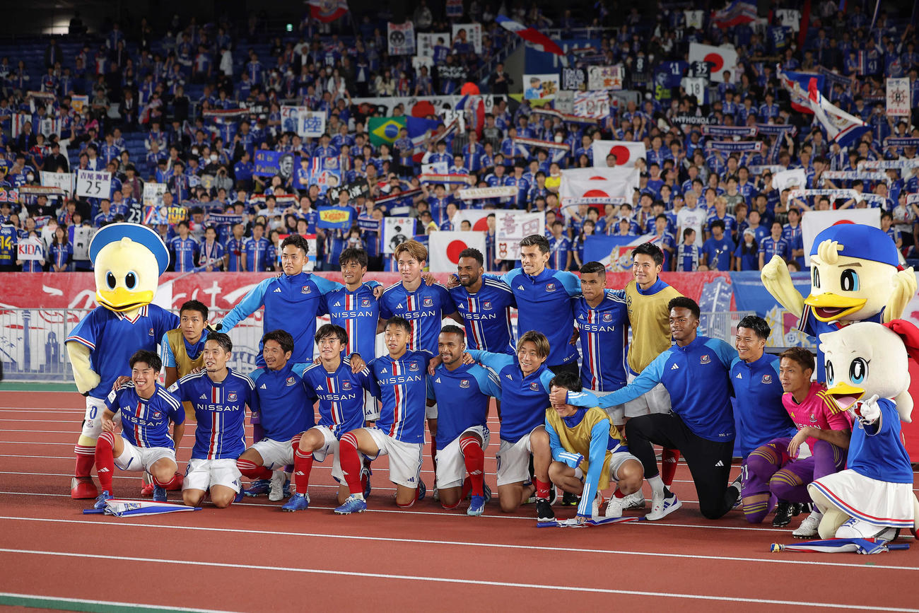横浜対カヤFC　試合後、写真に納まる横浜の選手たち（撮影・河田真司）