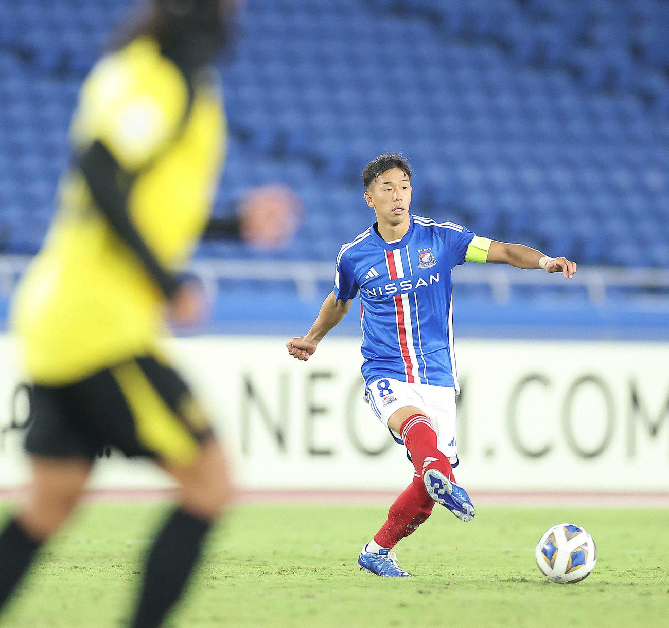 横浜対カヤFC　後半、ボールを回す横浜喜田（撮影・河田真司）