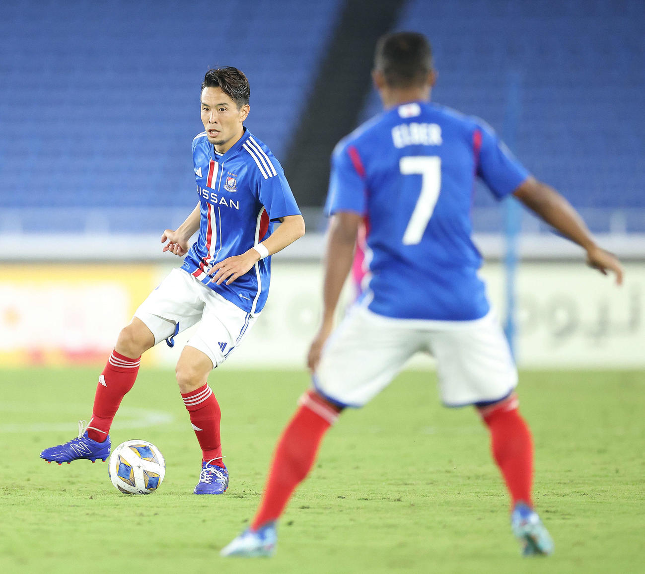 横浜対カヤFC　後半、ボールを回す横浜水沼（撮影・河田真司）
