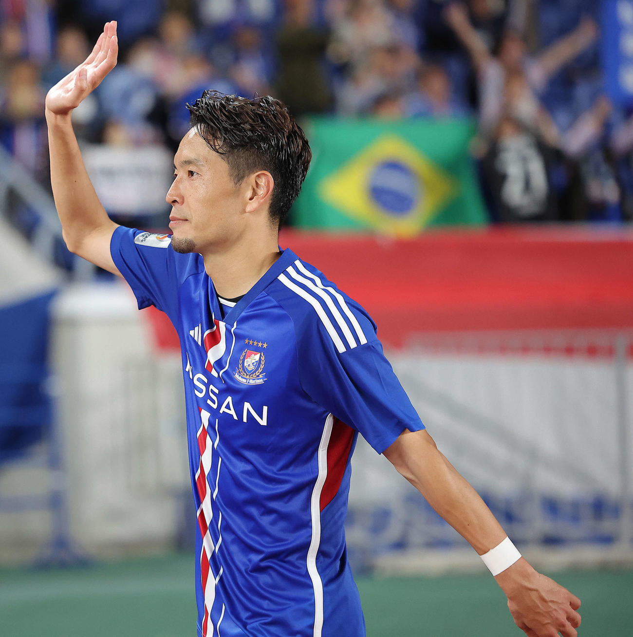 横浜対カヤFC　試合後、サポーターの声援に応えながら引き揚げる横浜水沼（撮影・河田真司）