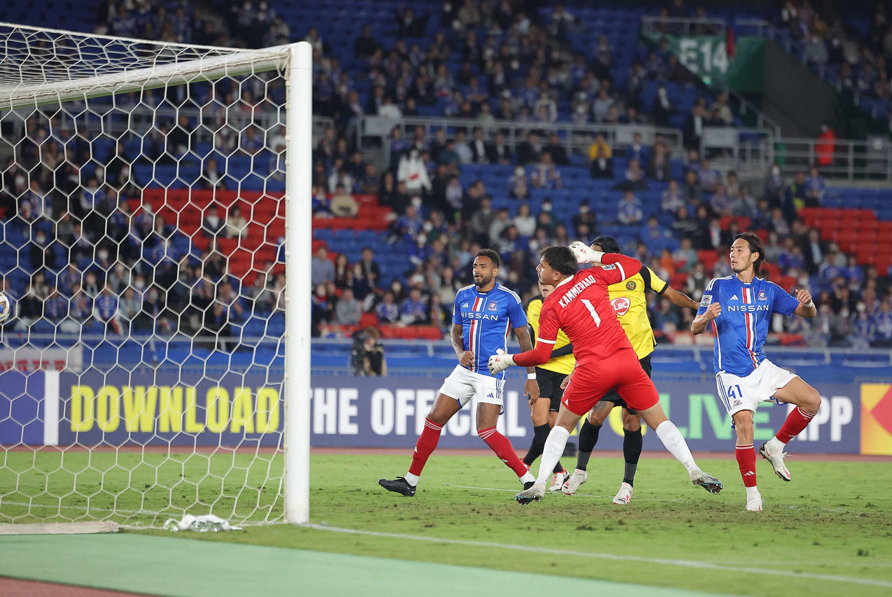 横浜対カヤFC　後半、ゴールを決める横浜杉本（右）（撮影・河田真司）