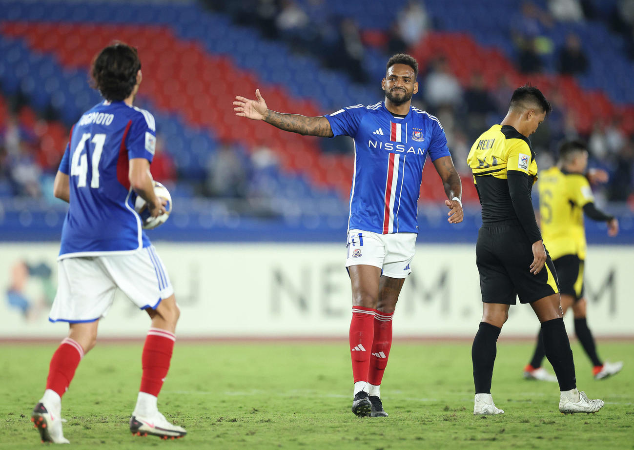 横浜対カヤFC　後半、ゴールを決める横浜アンデルソン・ロペス（撮影・河田真司）