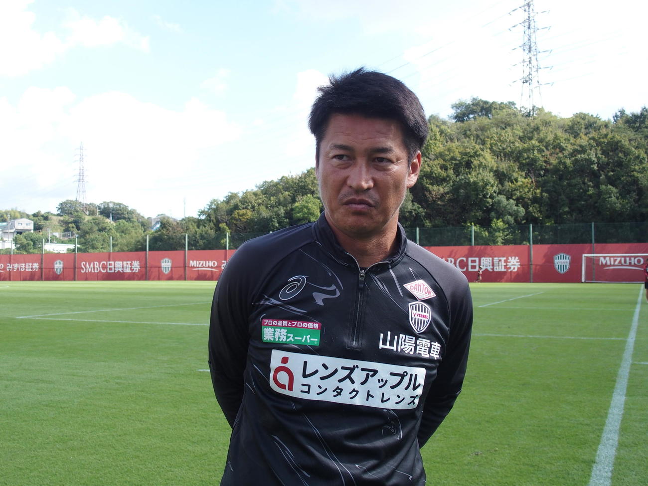 10月17日の練習後に取材対応する神戸・吉田孝行監督（撮影・永田淳）