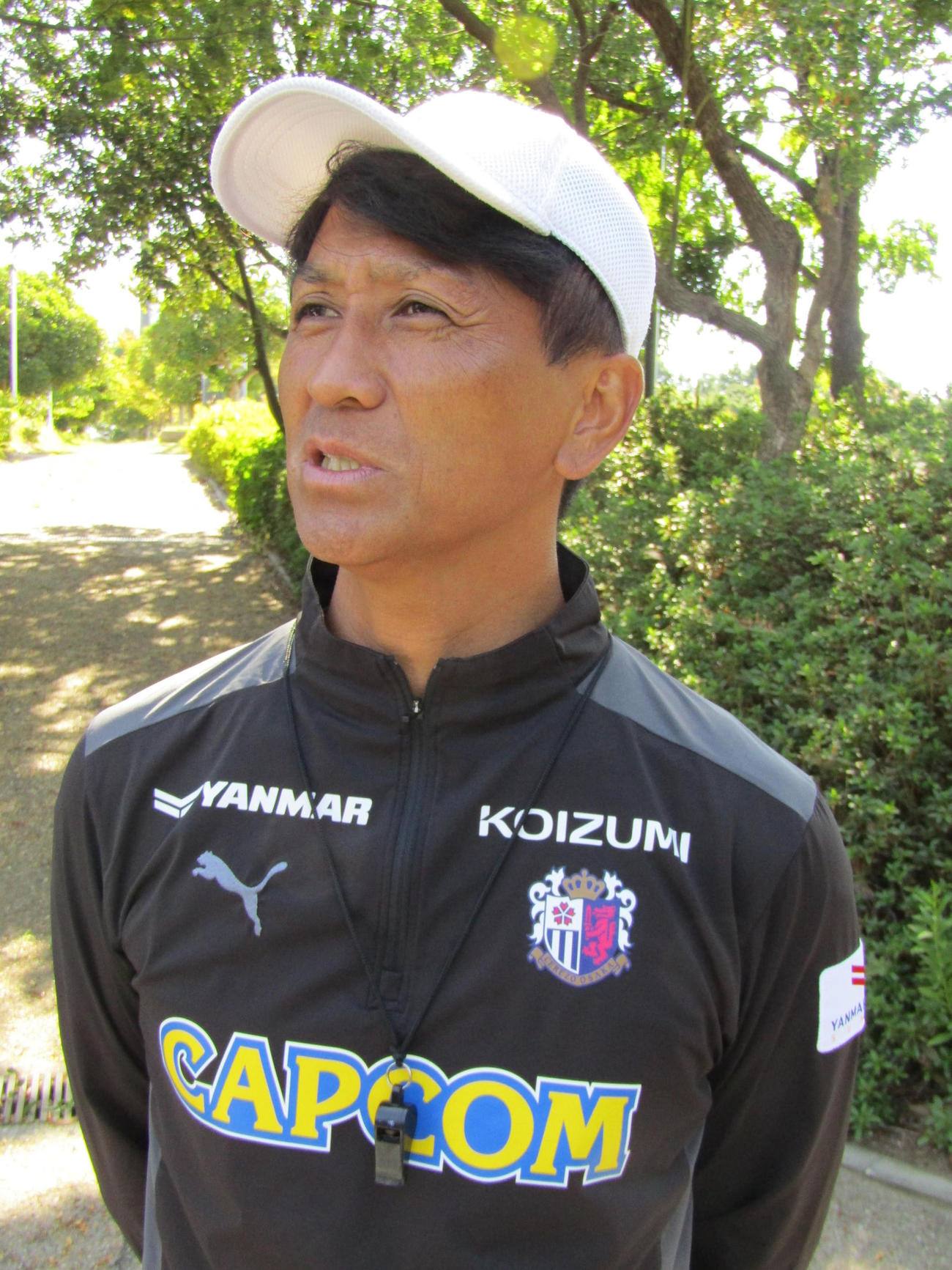 22日の練習後に取材に応じるC大阪小菊監督