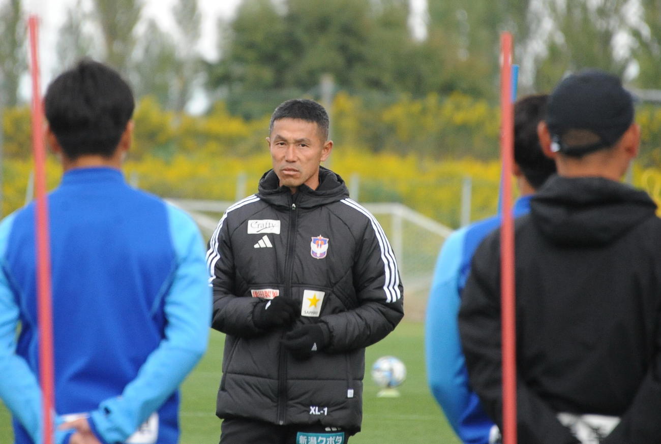 京都戦の前日練習開始前、選手を集めて話しかける松橋監督（中央）