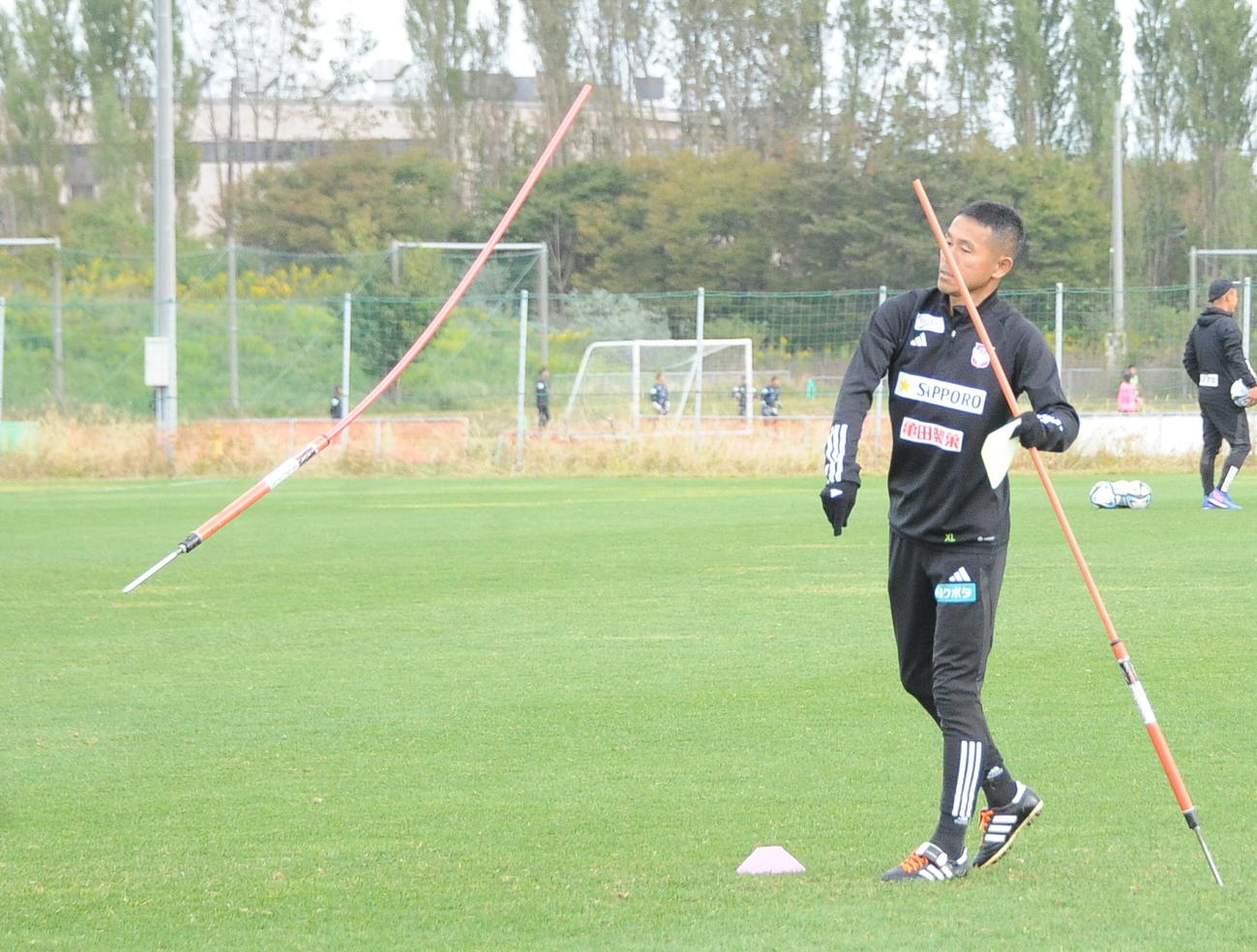 回収したポールを投てきする松橋監督
