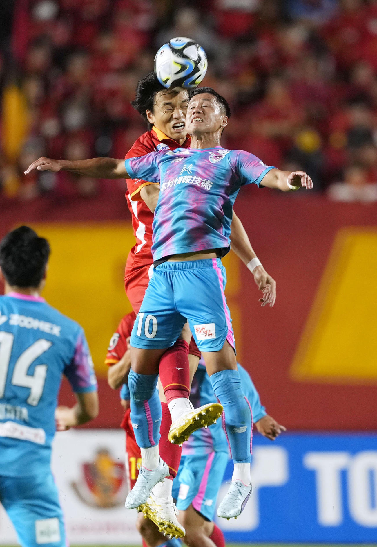 名古屋―鳥栖　前半、競り合う名古屋・中谷（左）と鳥栖・小野（共同）