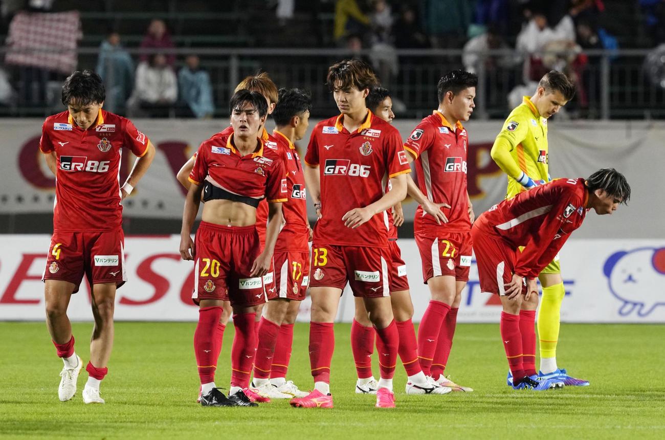 鳥栖と引き分け、肩を落とす名古屋イレブン（共同）