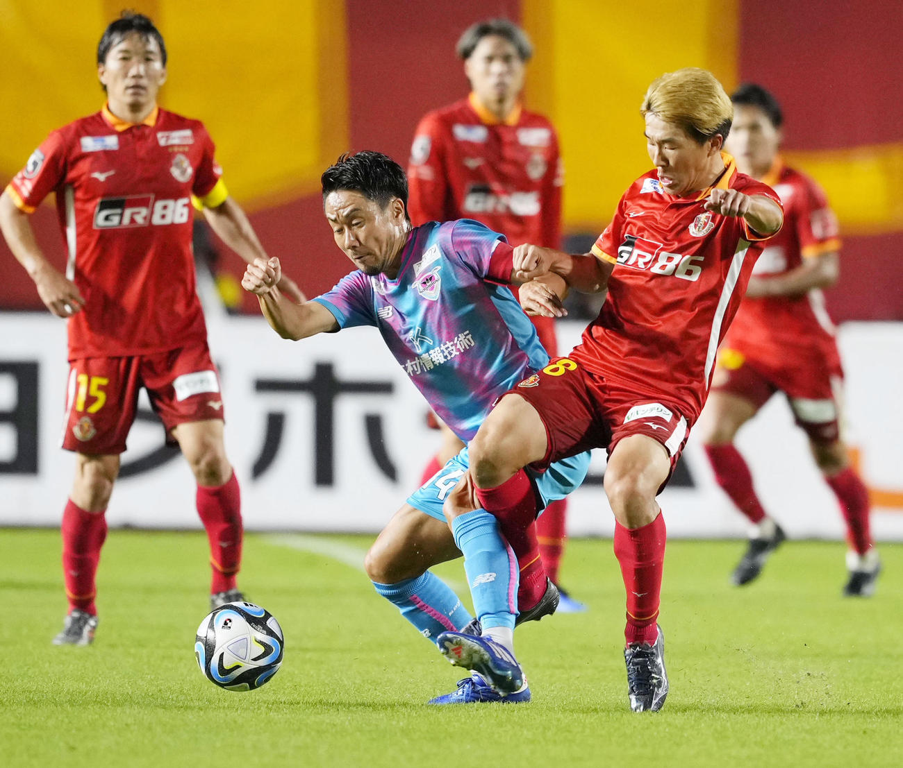 名古屋―鳥栖　前半、競り合う鳥栖・藤田（手前左）と名古屋・永井（同右）（共同）