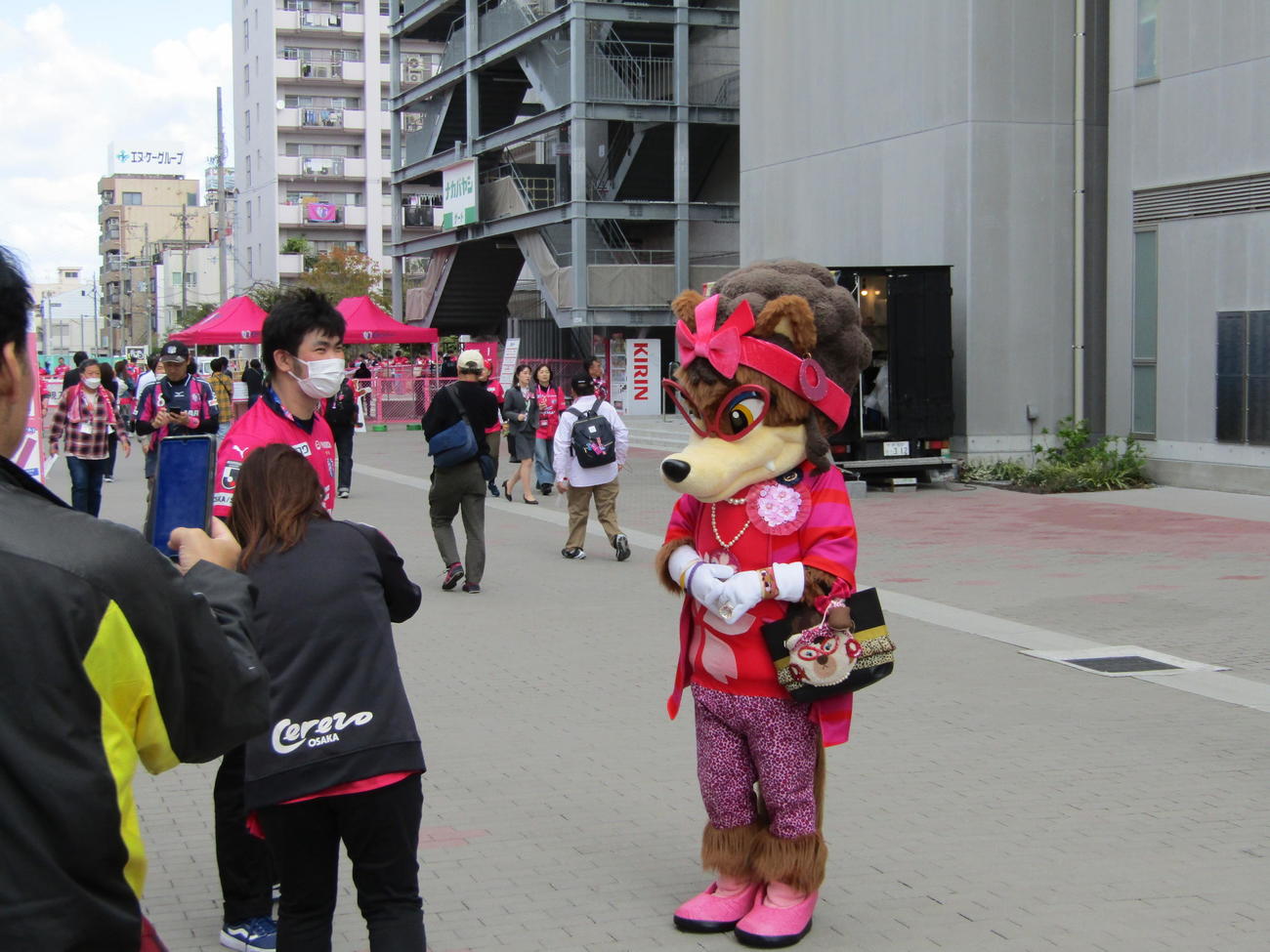 大阪ダービーの開始前、熱気に包まれるヨドコウ桜スタジアム