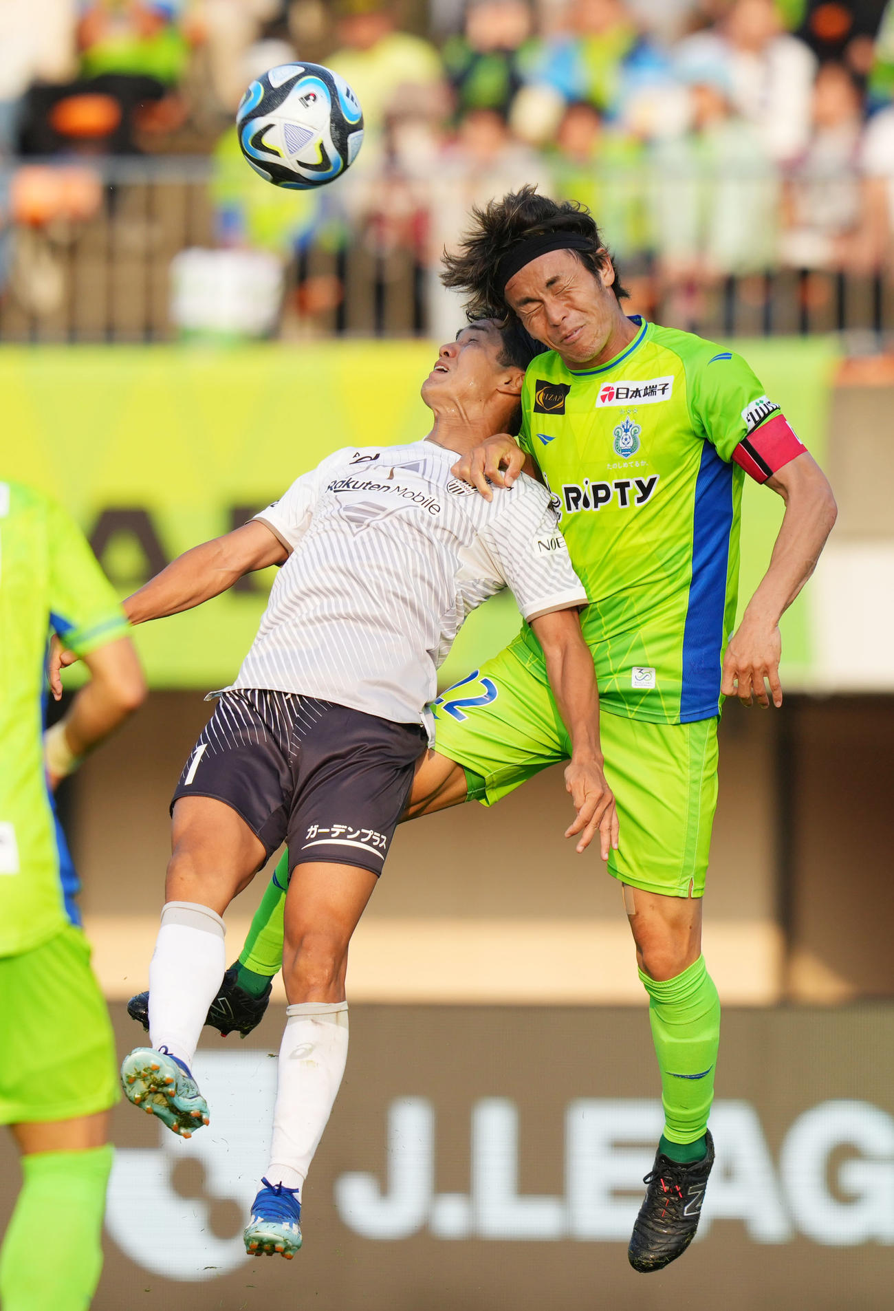 湘南対神戸　後半、競り合う湘南大岩（右）と神戸武藤（撮影・横山健太）