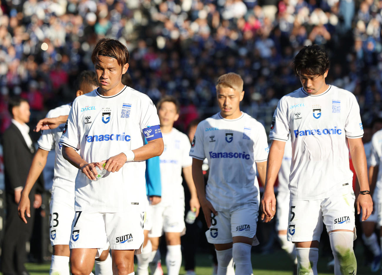 C大阪対G大阪　C大阪に敗れ、悔しそうにサポーターの元へあいさつに向かう宇佐美（左）らG大阪の選手たち（撮影・前田充）