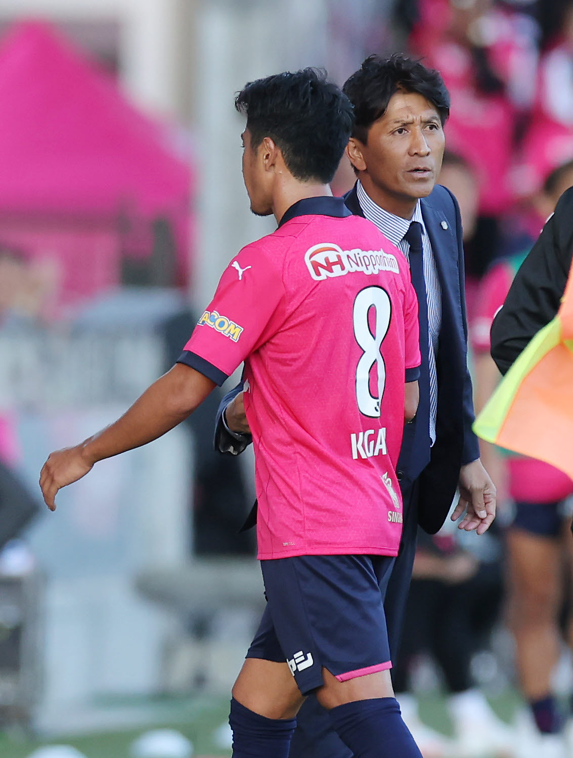 C大阪対G大阪　後半、交代したC大阪香川（手前）を迎える小菊監督（撮影・前田充）