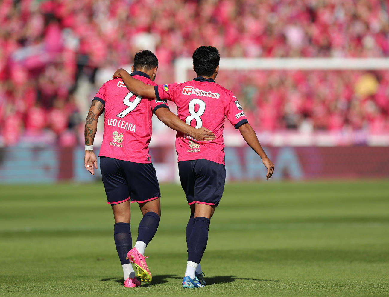 C大阪対G大阪　前半、先制ゴールを決めたC大阪レオ・セアラ（左）を祝福する香川（撮影・前田充）