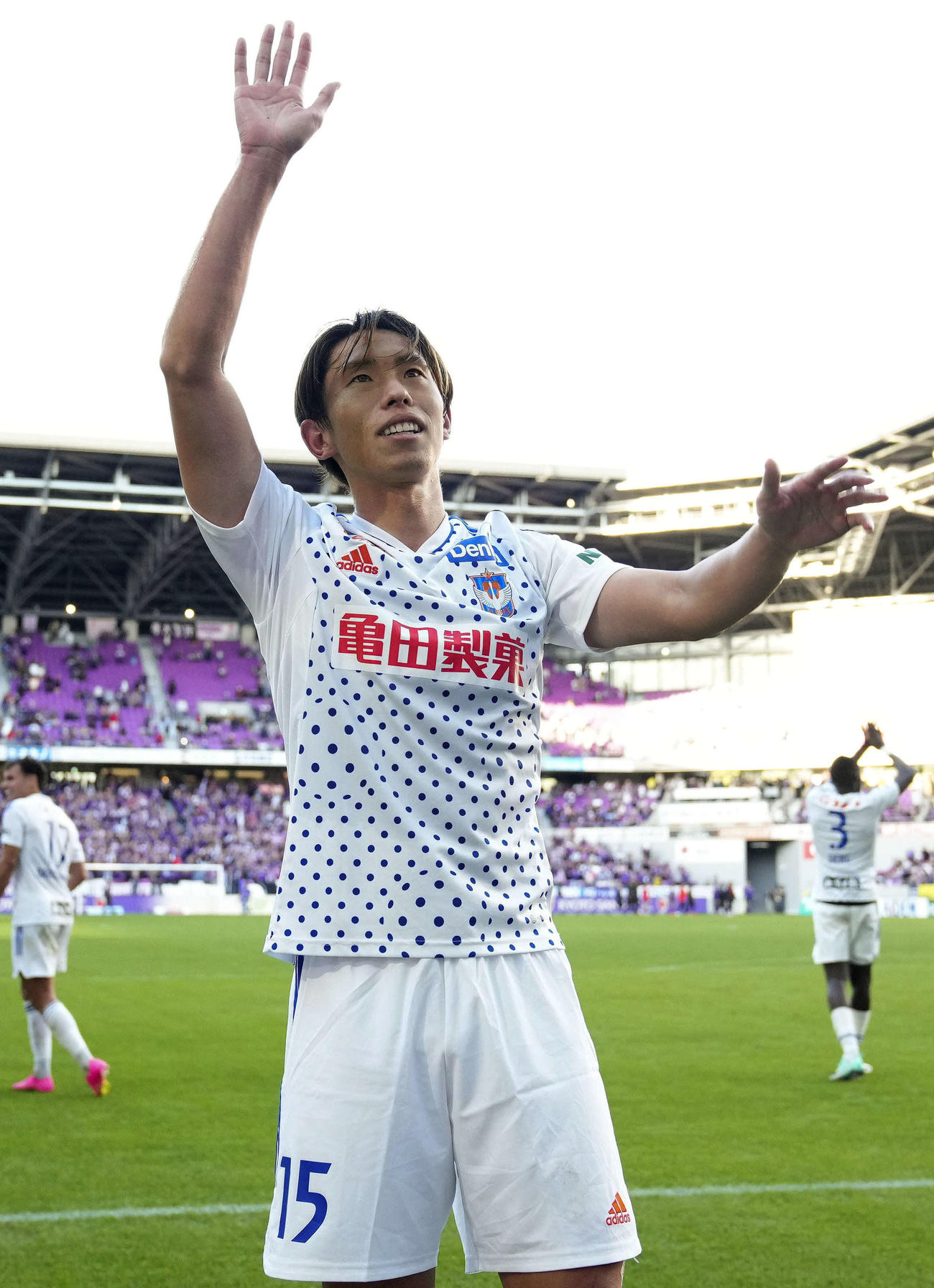 京都対新潟　京都に勝利し、スタンドの声援に新潟・渡辺（共同）