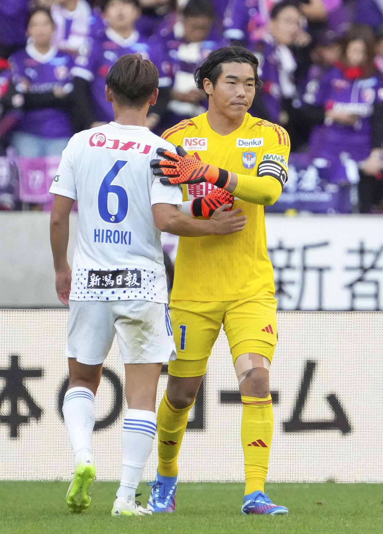 京都対新潟　京都に勝利し、タッチを交わす新潟・GK小島（共同）