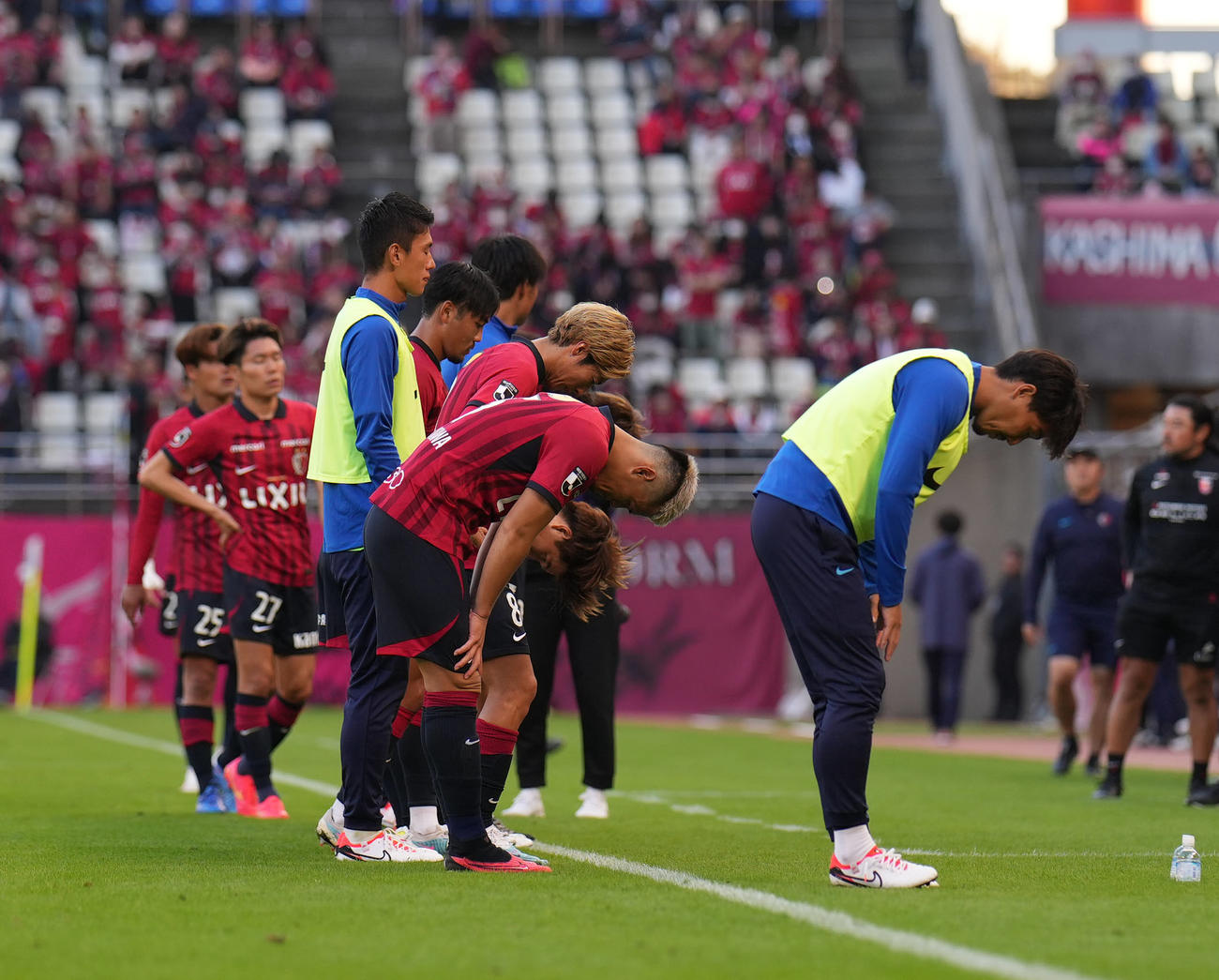 鹿島対浦和　スコアレスドローに終わり、サポーターにあいさつする鹿島の選手たち（撮影・狩俣裕三）