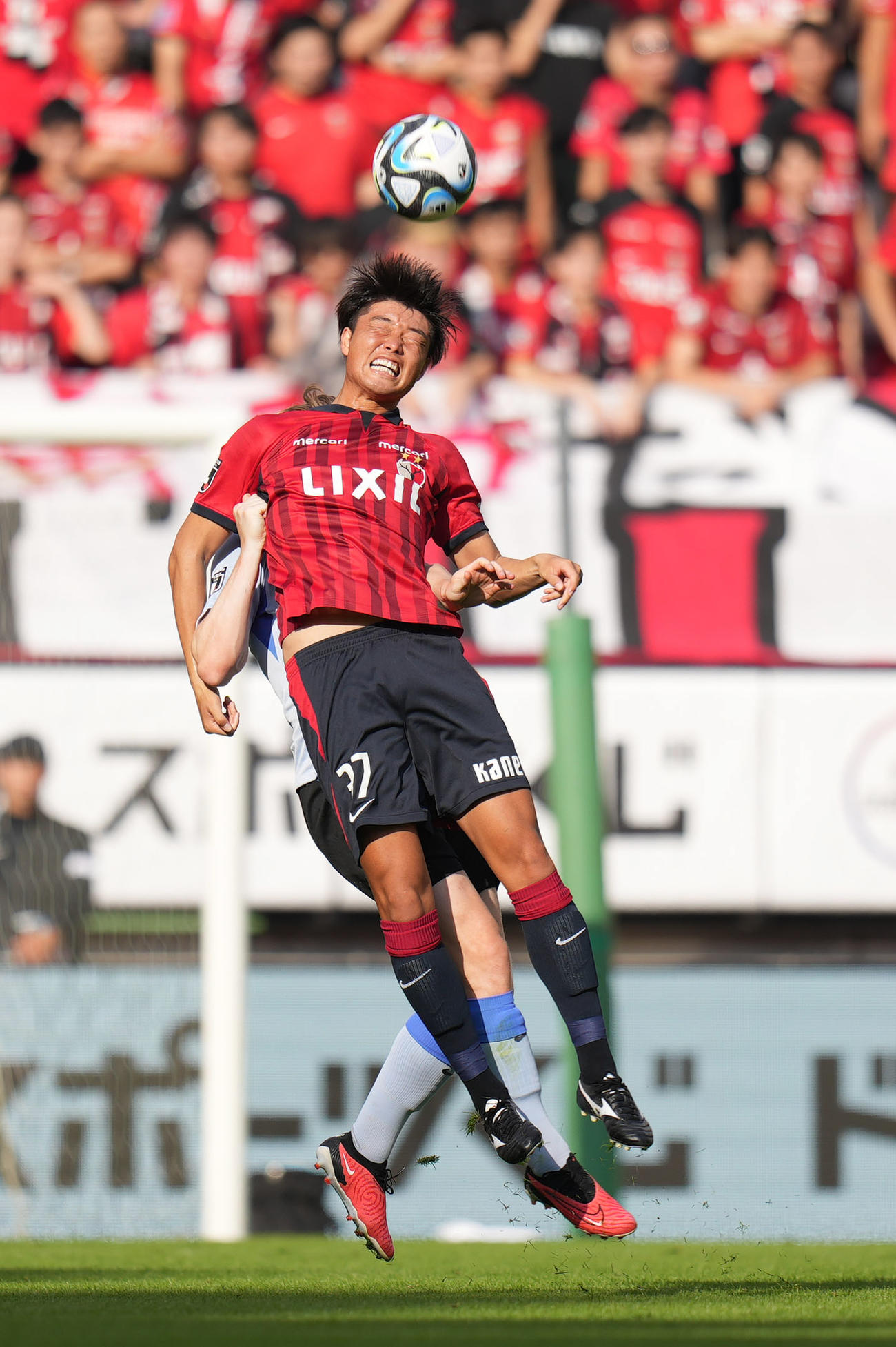 鹿島対浦和　前半、ヘディングで競り合う鹿島垣田（撮影・狩俣裕三）