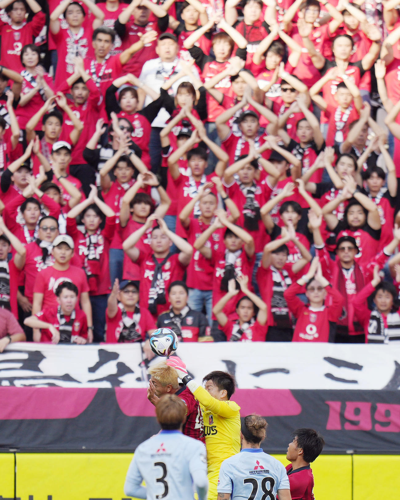 鹿島対浦和　前半、激しく競り合う鹿島鈴木（後方左）と浦和GK西川（撮影・狩俣裕三）