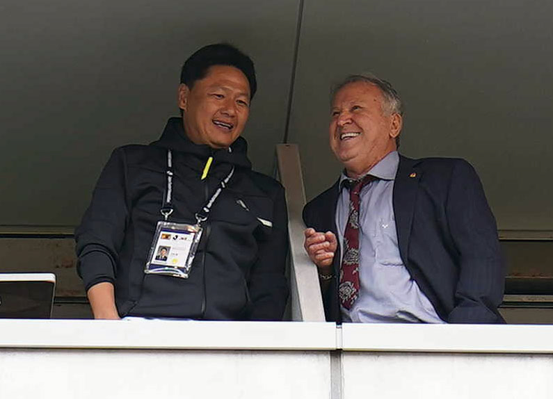 鹿島対浦和　試合前、談笑するU－22日本代表の大岩監督（左）と鹿島クラブアドバイザーのジーコ氏（撮影・狩俣裕三）