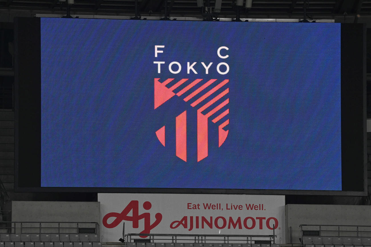 東京対広島　試合後、スタジアムの大型ビジョンに映し出された東京の新エンブレム（撮影・山崎安昭）