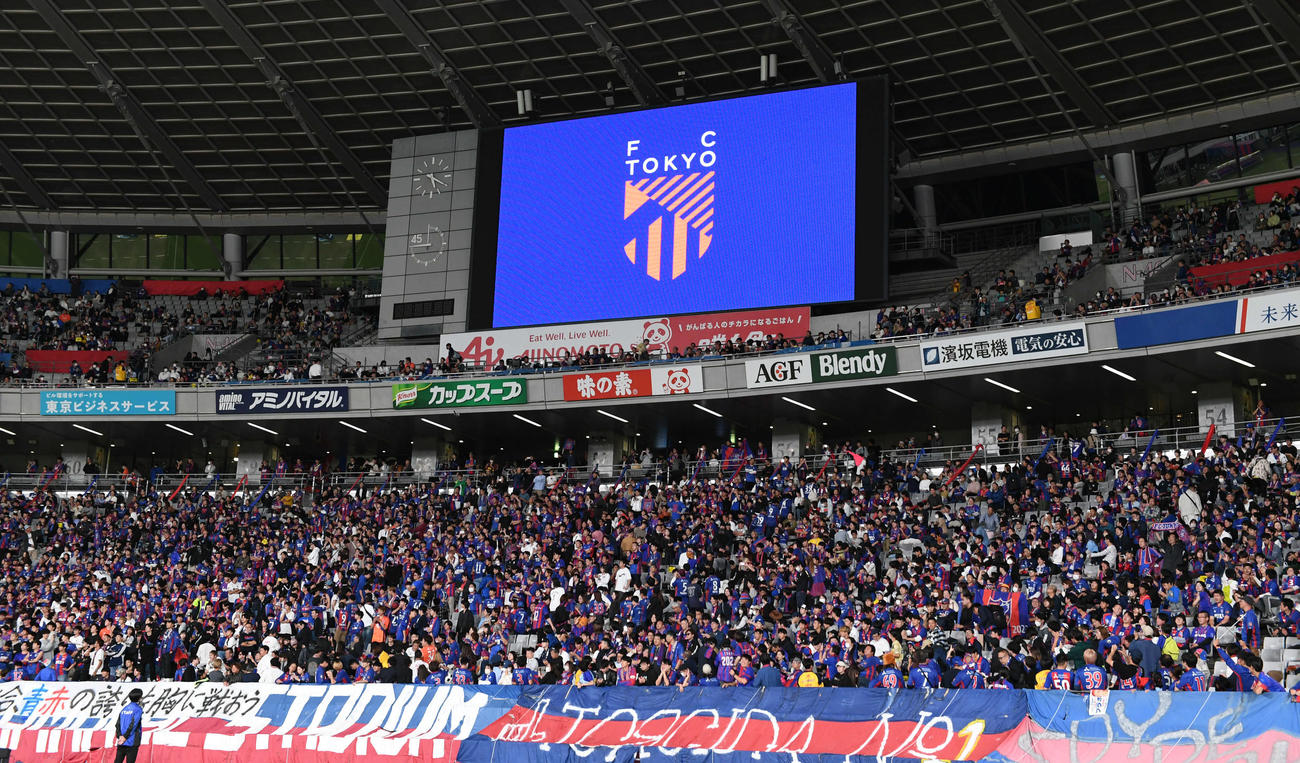 東京対広島　試合後、スタジアムの大型ビジョンに映し出された東京の新エンブレム（撮影・山崎安昭）