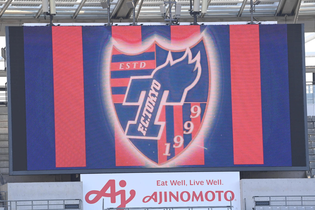 東京対広島　試合前、スタジアムの大型ビジョンに映し出された東京のエンブレム（撮影・山崎安昭）