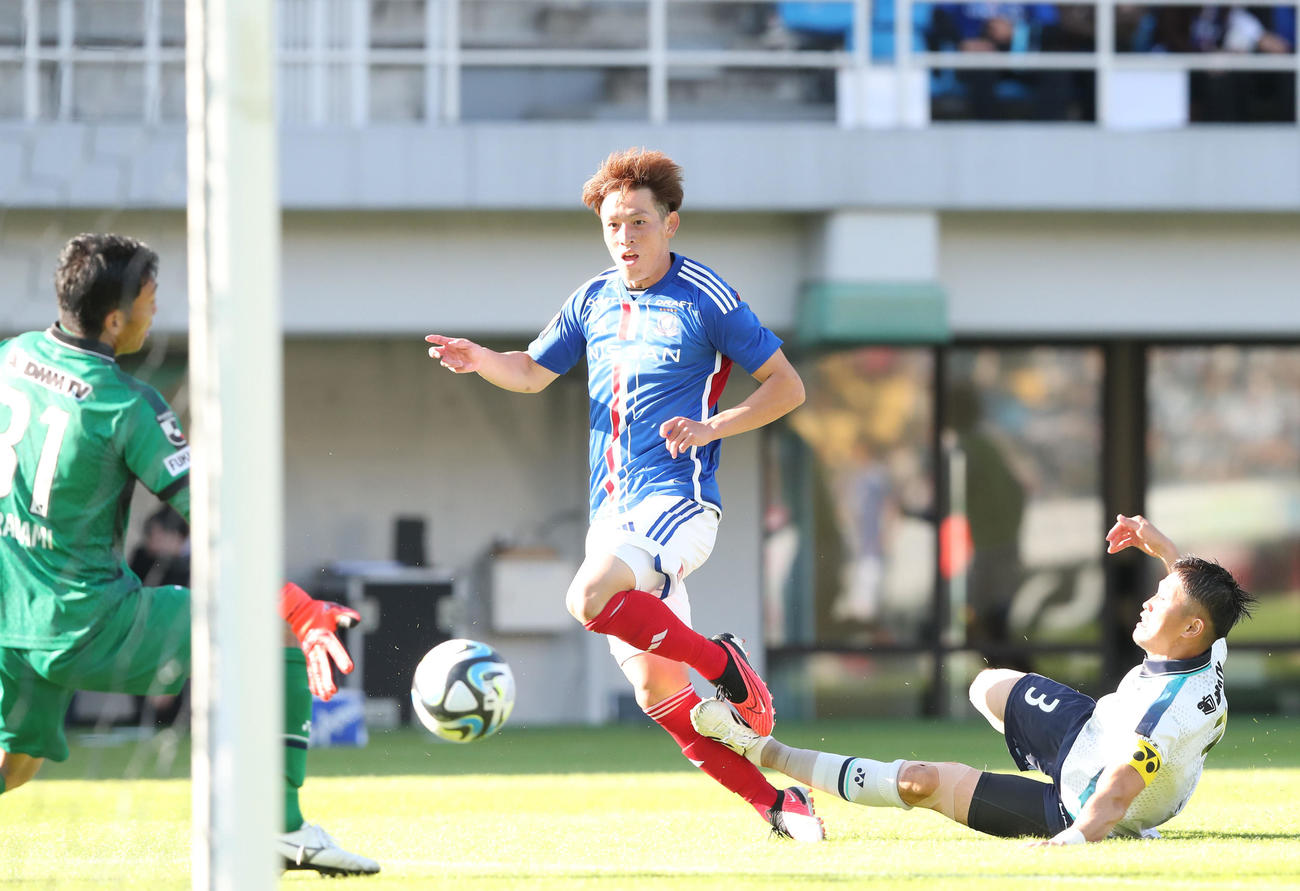 福岡対横浜　後半、横浜植中（中央）はチーム3点目のゴールを決める（撮影・梅根麻紀）