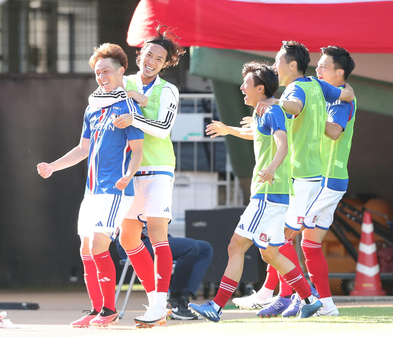 福岡対横浜　後半3分、横浜植中（左）はゴールを決め喜び（撮影・梅根麻紀）