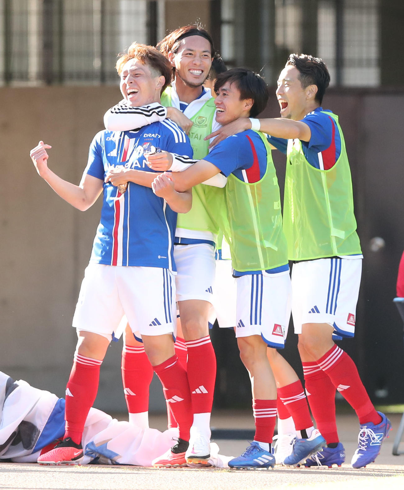 福岡対横浜　後半、チーム3点目のゴールを決めた横浜植中（左）は仲間と喜ぶ（撮影・梅根麻紀）