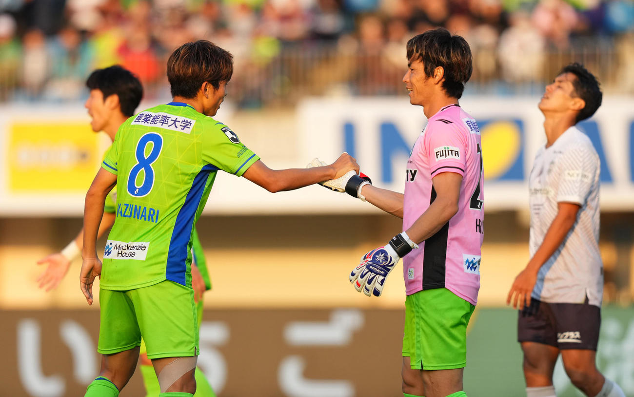 湘南対神戸　試合を終えタッチを交わす湘南大岩（右から2人目）ら（撮影・横山健太）