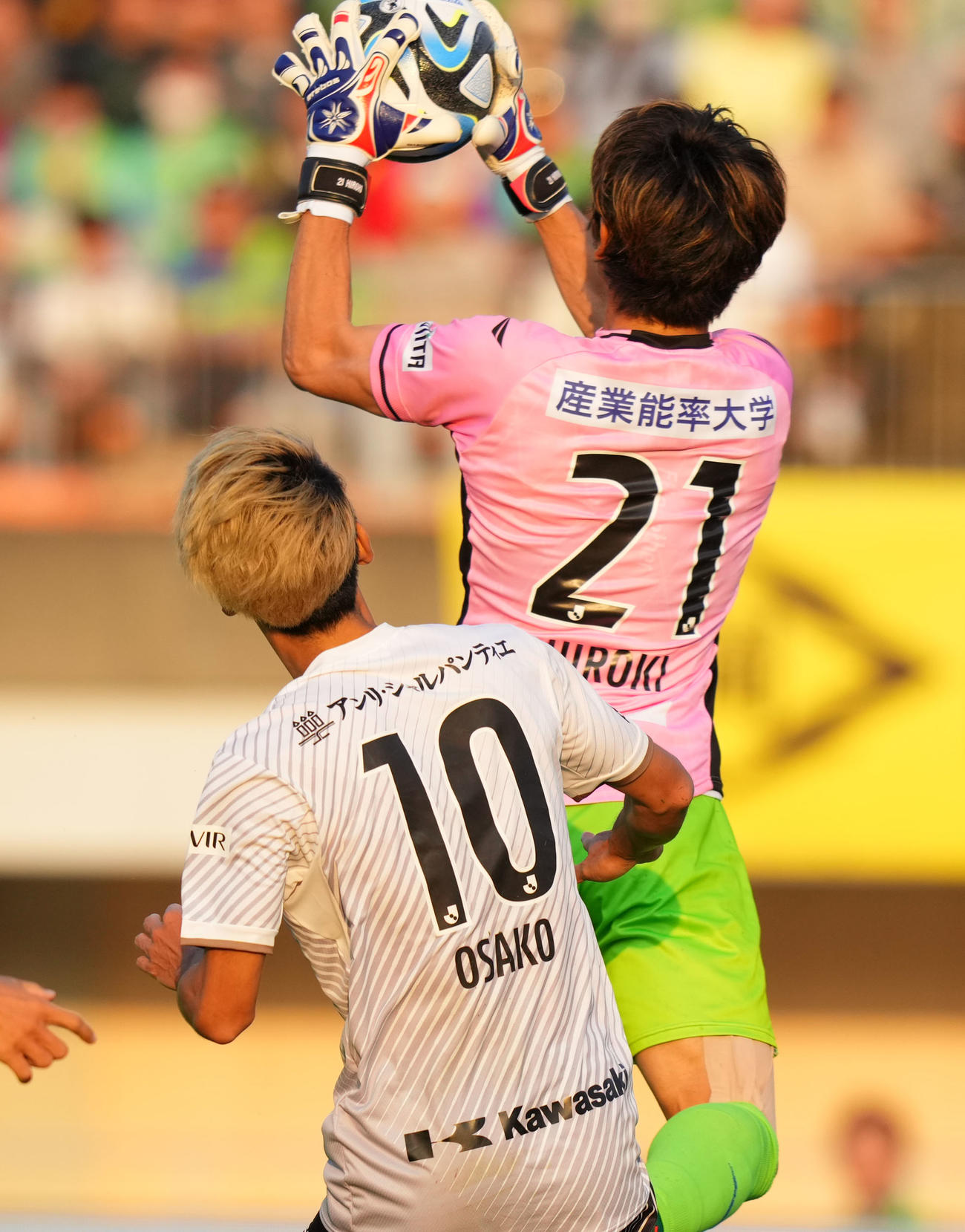 湘南対神戸　後半、ボールをキャッチするGKに入った湘南大岩（右）。左は神戸大迫（撮影・横山健太）
