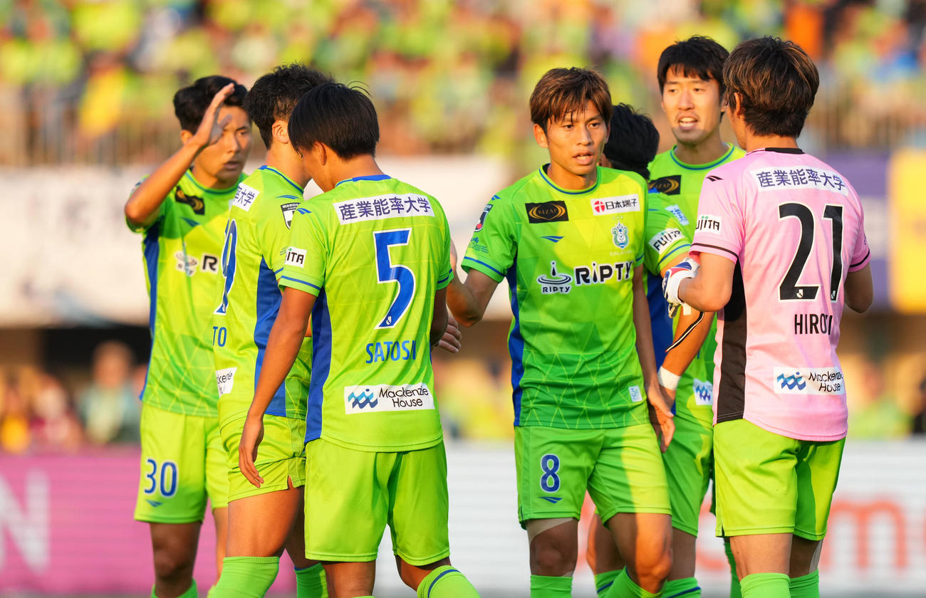湘南対神戸　試合を終えタッチを交わす湘南イレブン（撮影・横山健太）