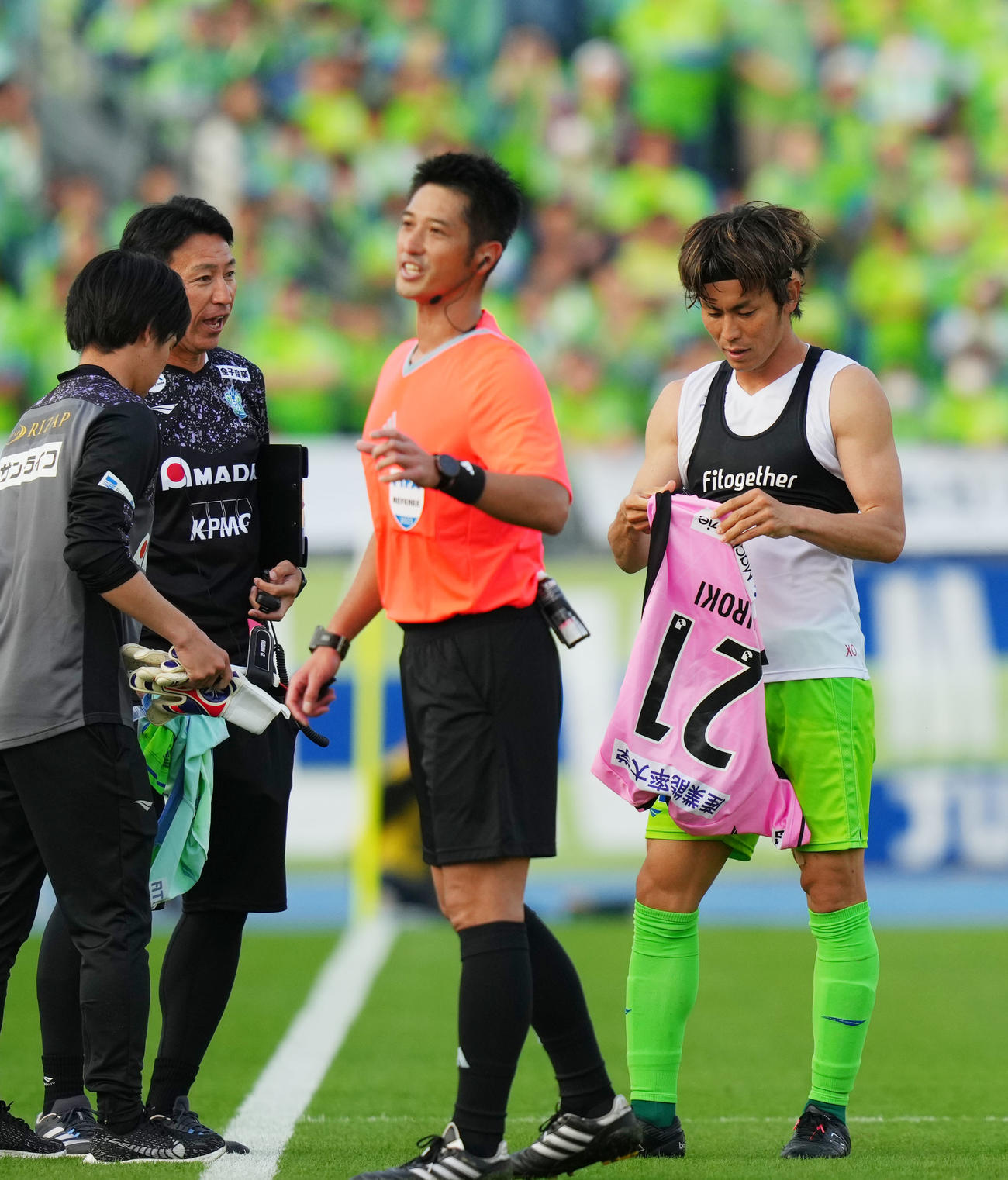 湘南対神戸　後半、GKのユニホームに着替える湘南大岩（右）（撮影・横山健太）
