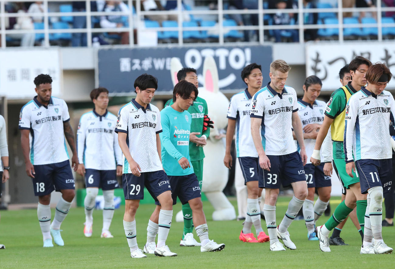 福岡対横浜　横浜に敗れた福岡イレブンはサポーターにあいさつするためスタンドに向かう（撮影・梅根麻紀）