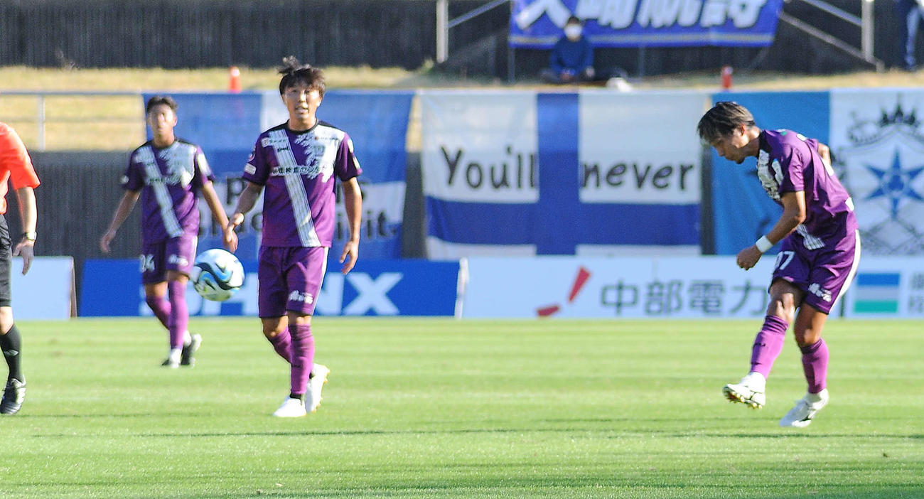 前半32分、超ロングシュートを放つ藤枝FW中川風（右）