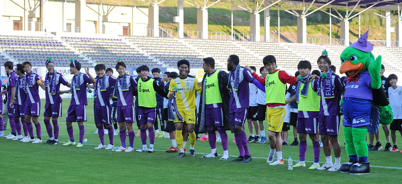 試合後、サポーターの前に並んで笑顔を見せる藤枝FW中川（右）ら