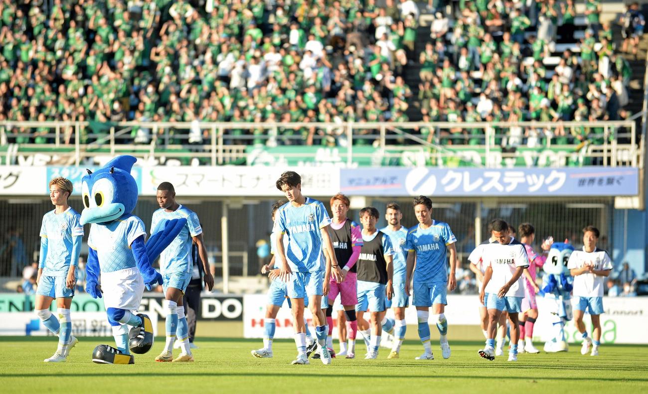 ホームでドローに終わり、肩を落とす磐田の選手たち