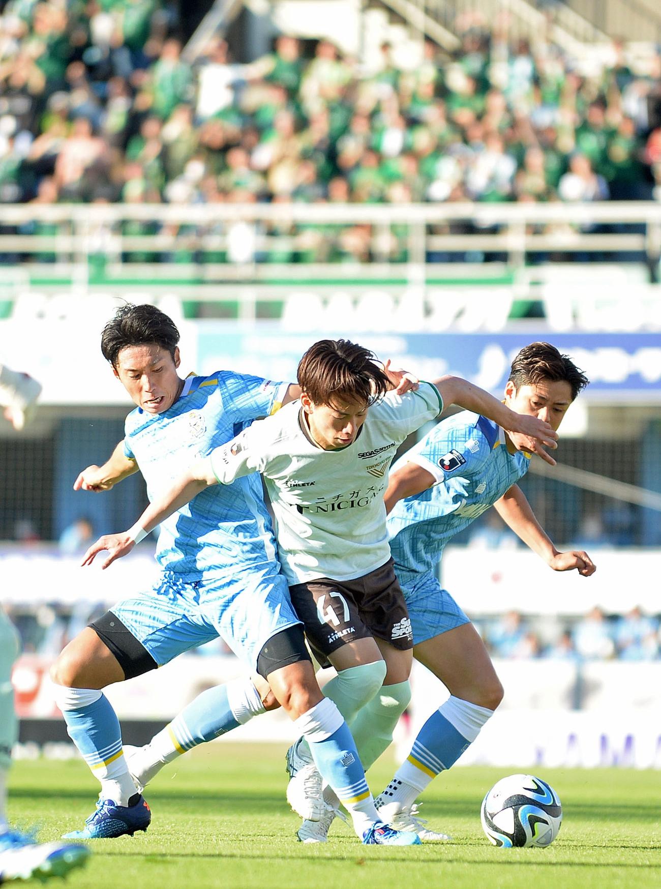 相手と激しく競り合う磐田上原（左）とDF松原（右）