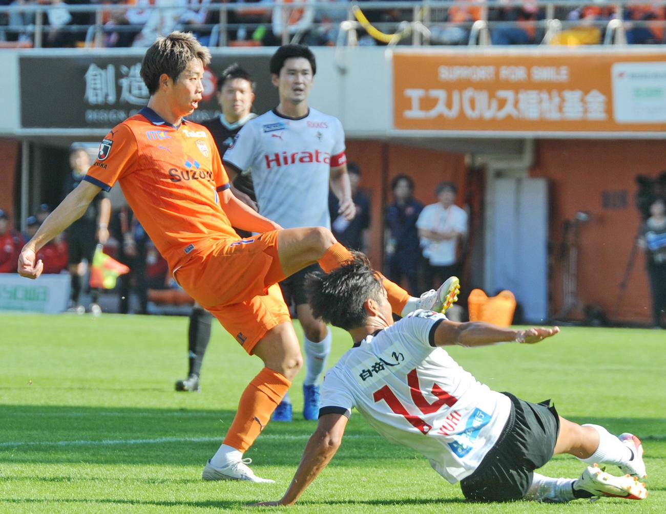 前半26分、先制ゴールを決める清水MF中山（左）