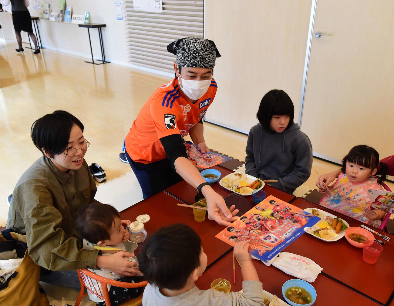 11月11日のホーム戦チケットを手渡しする野沢営業本部長