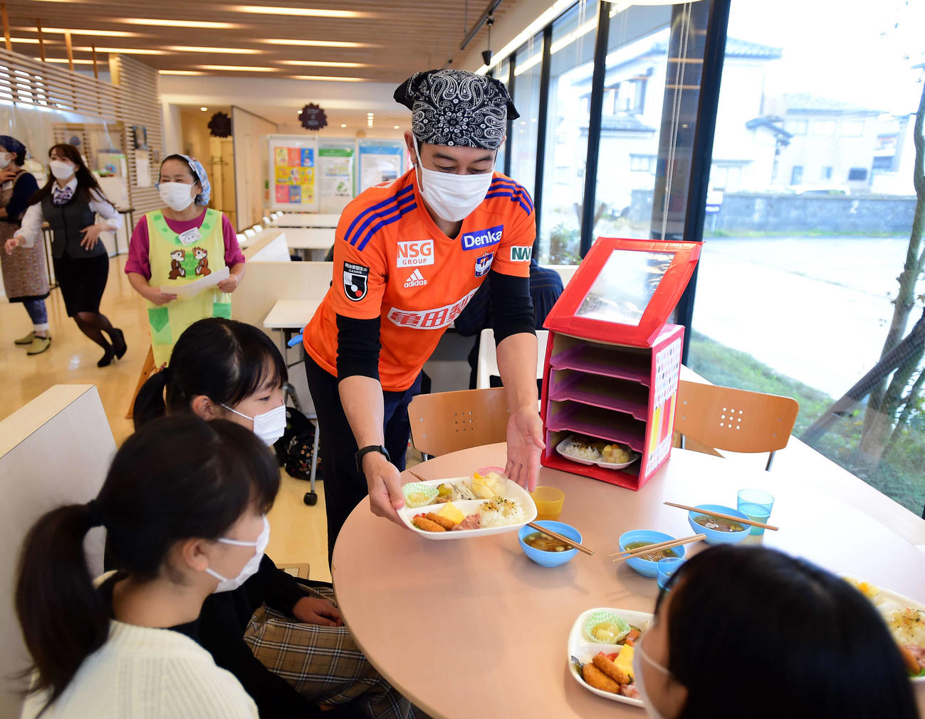 料理を提供する野沢営業本部長