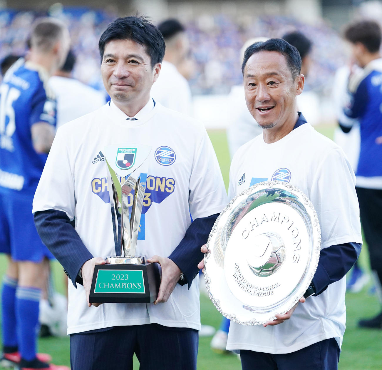 町田対金沢　J2優勝を果たし笑顔を見せる町田藤田社長（左）と黒田監督（撮影・横山健太）