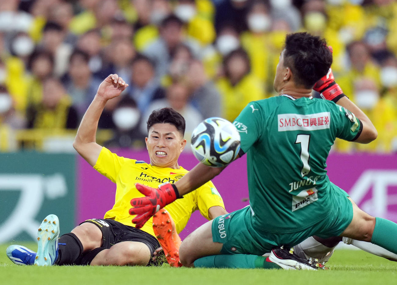 柏対川崎F　後半、倒れ込みながらシュートを放つ柏の細谷（左）。手前は川崎F・GKチョン・ソンリョン（撮影・狩俣裕三）