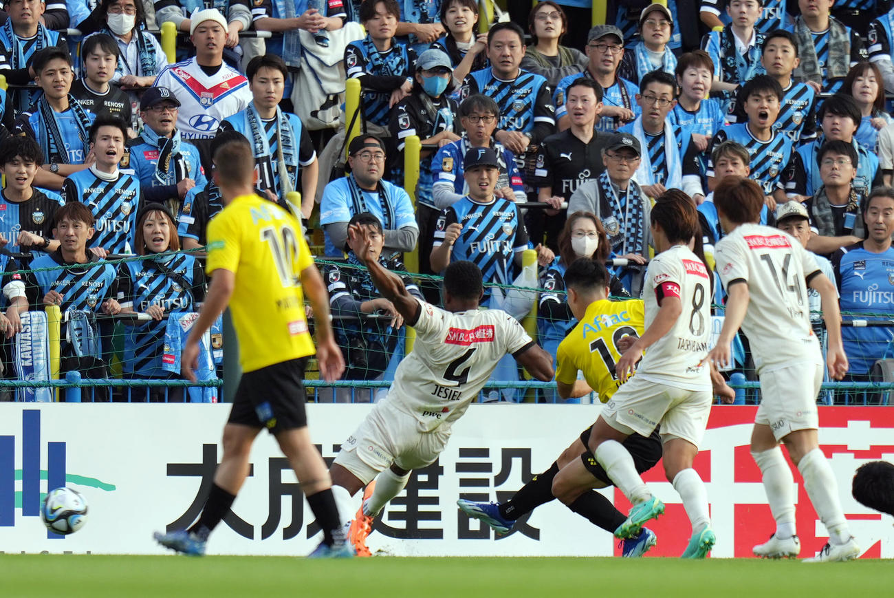 柏対川崎F　前半、シュートを放つ柏の細谷（右）（撮影・狩俣裕三）