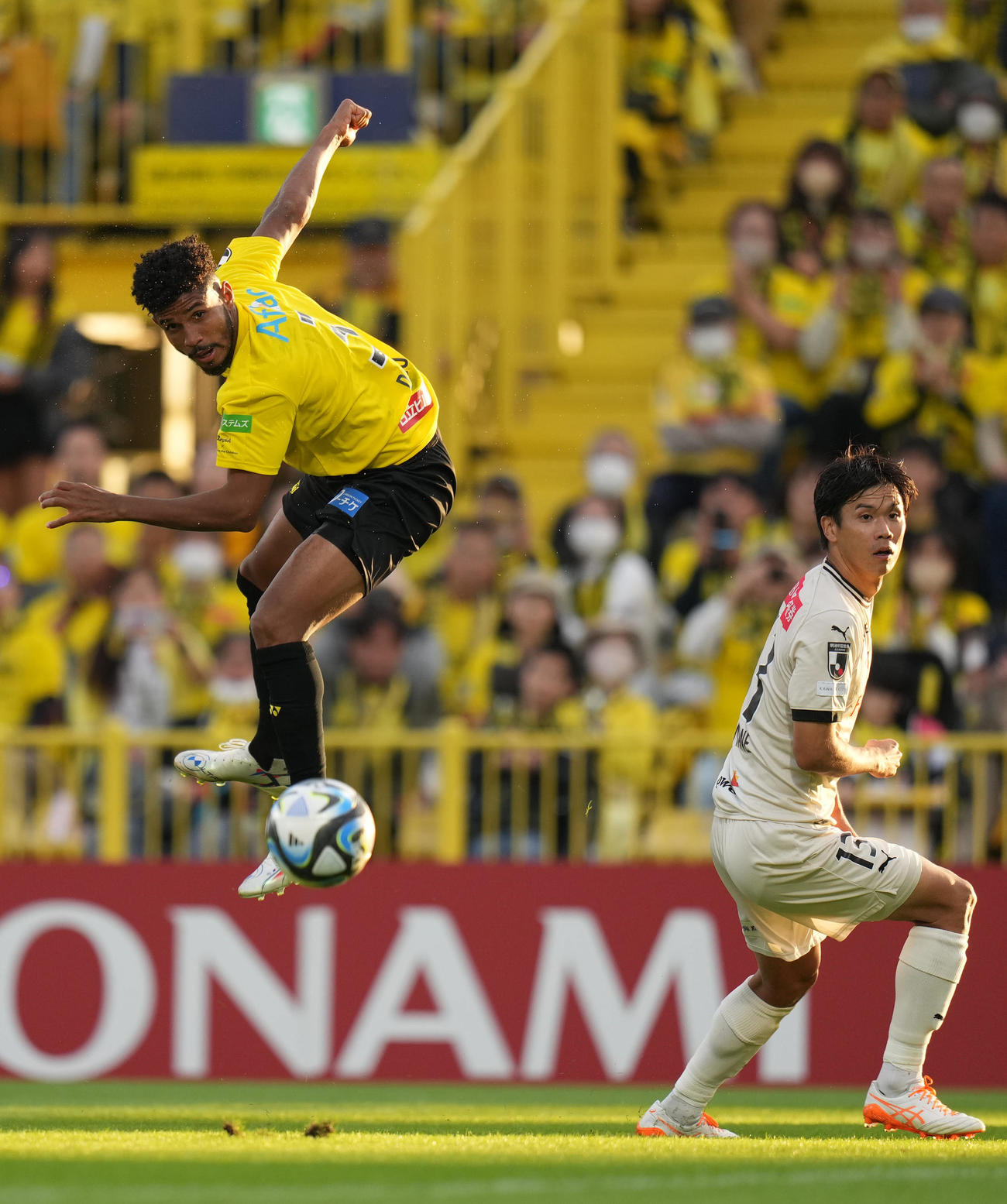 柏対川崎F　後半、ヘディングでゴール前に落とす柏ジエゴ（左）。右は川崎F山根（撮影・狩俣裕三）