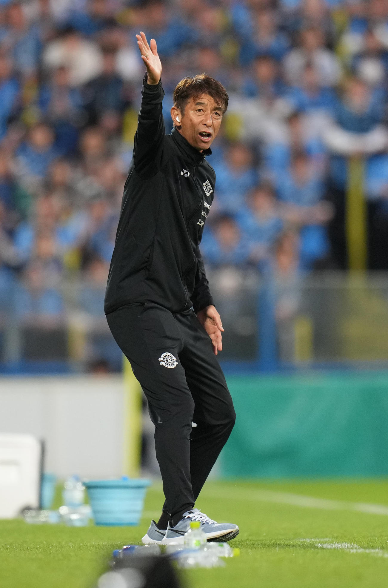柏対川崎F　後半、大声で指示する柏井原監督（撮影・狩俣裕三）
