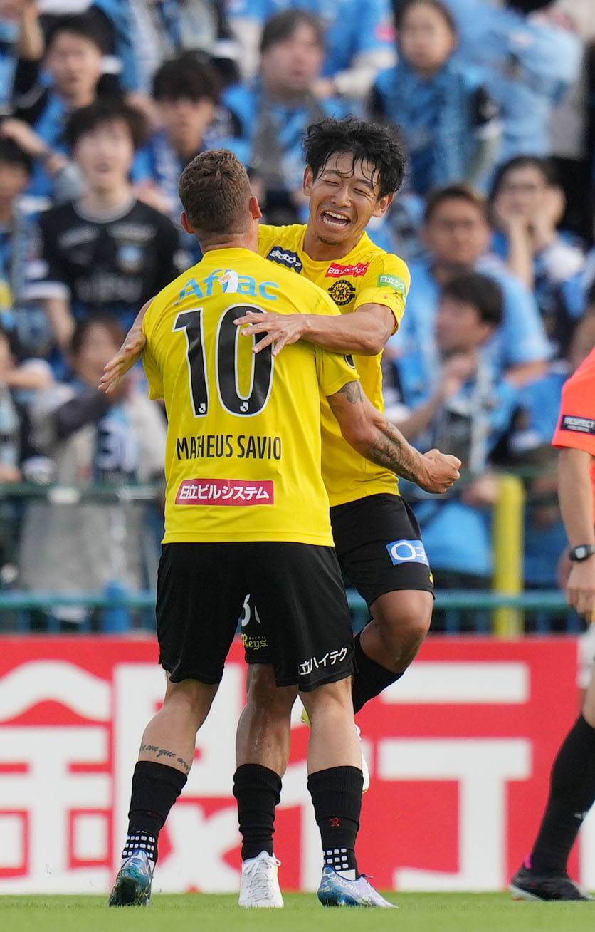 柏対川崎F　前半、先制ゴールを決め、柏マテウス・サヴィオ（手前）と喜び合う山田（撮影・狩俣裕三）